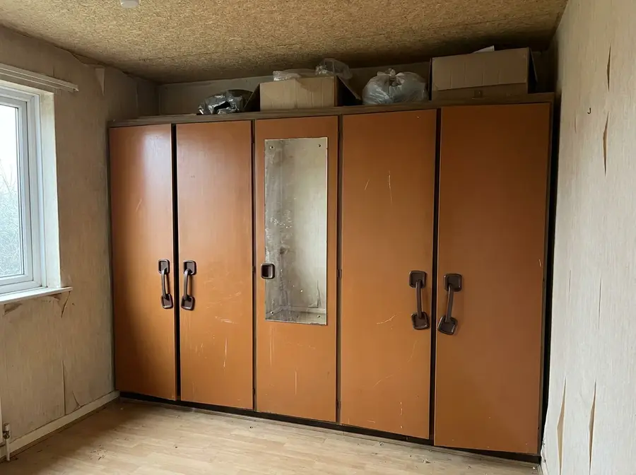 Alter Einbauschrank aus den Neunzigern vor dem Austausch
