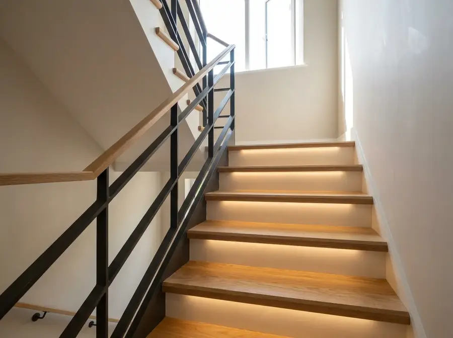 Sanierte Holztreppe mit Eichenstufen und Stahlgeländer